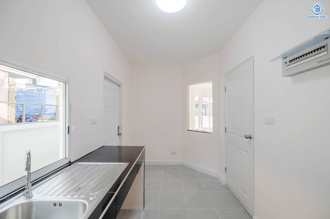 บ้านมือสองตกแต่งใหม่ โครงการ เพอร์เฟคพาร์ค วัดพระนอน จากแบรนด์ Property Perfect เนื้อที่ 56 ตร.ว. พื้นที่ใช้สอย 195.07 ตร.ม. ฟังก์ชัน 3 ห้องนอน 3 ห้องน้ำ 1 ห้องอเนกประสงค์ 2 ที่จอดรถ พร้อม Facilities ครบครัน บนทำเลเชื่อมต่อถนนกาญจนาฯ ใกล้ทางด่วน "ศรีรัช" เซ็นทรัลเวสต์เกต และรถไฟฟ้าสายสีม่วง "สถานีตลาดบางใหญ่"